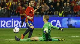 Penjaga gawang Inggris, Joe Hart, menghalau bola dari pemain Spanyol, Juan Mata, pada laga persahabatan di Stadion Jose Rico Perez, Spanyol, Sabtu (14/11/2015) dini hari WIB. Inggris kalah 0-2. (Reuters/Sergio Perez)