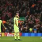 Reaksi bintang Barcelona, Luis Suarez (tengah) setelah timnya disingkirkan Liverpool pada leg kedua semifinal Liga Champions di Anfield, Rabu (8/5/2019). (AFP/Oli Scarff)