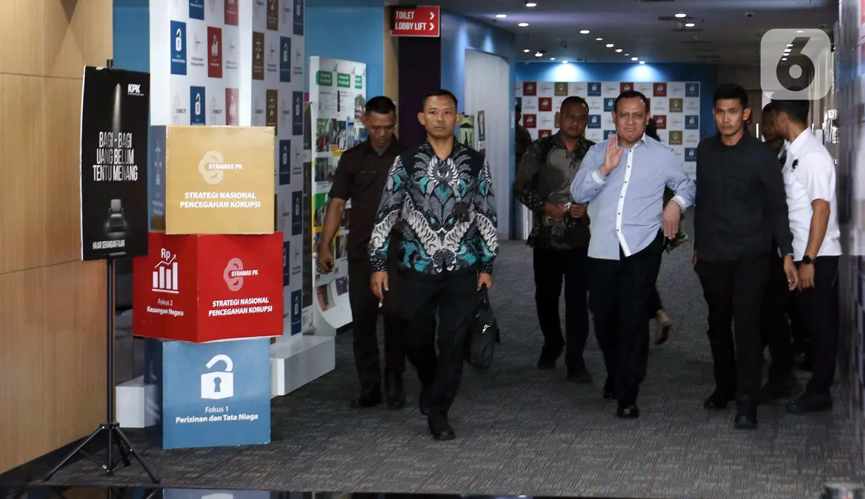 Firli keluar pukul 11.45 WIB dari Gedung Dewas KPK. Firli, yang mengenakan kemeja biru muda, tampak tersenyum sambil masuk ke mobil. (Liputan6.com/Herman Zakharia)