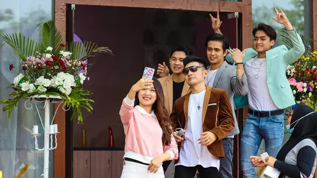 6 Potret Kebersamaan Natasha Wilona dan The Junas Monkey di Balik Layar, Kompak
