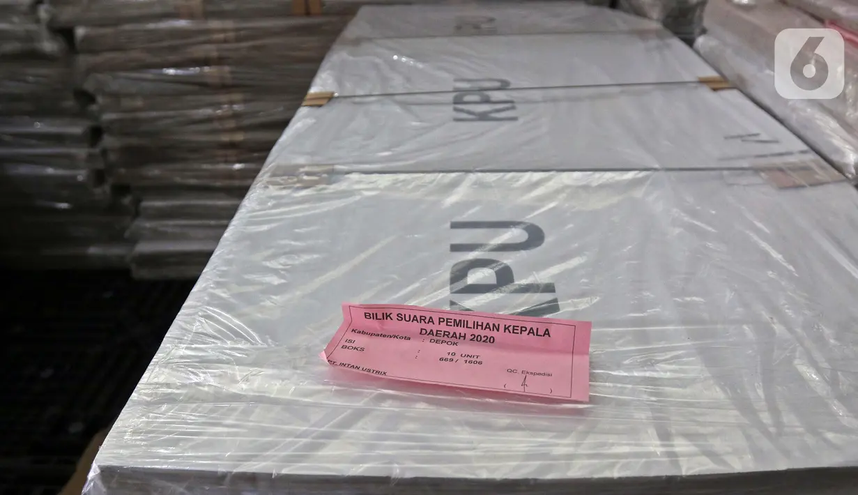 Bilik suara yang belum dirakit tersimpan di Gudang Logistik KPU, Depok, Jawa Barat, Jumat (13/11/2020). KPU Kota Depok telah merakit 4.015 kotak suara serta menyediakan 16.060 bilik suara yang akan digunakan untuk Pilkada Kota Depok pada 9 Desember 2020. (Liputan6.com/Herman Zakharia)