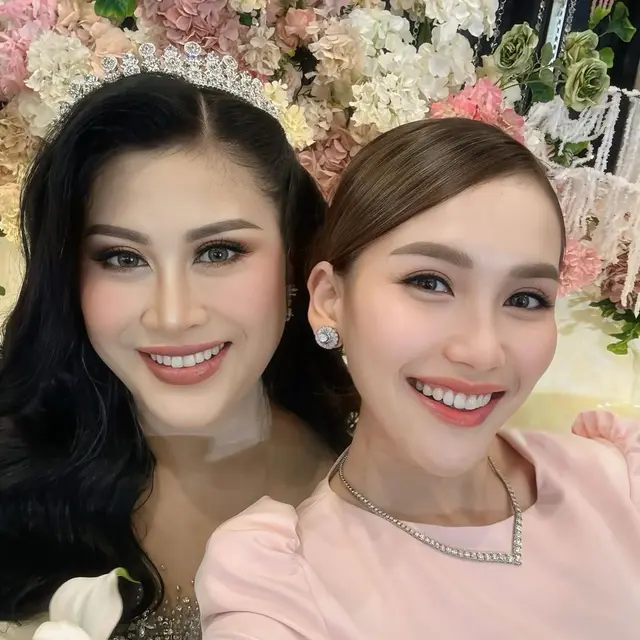 Potret Kalung Silver Ayu Ting Ting saat Hadiri Pernikahan Boiyen