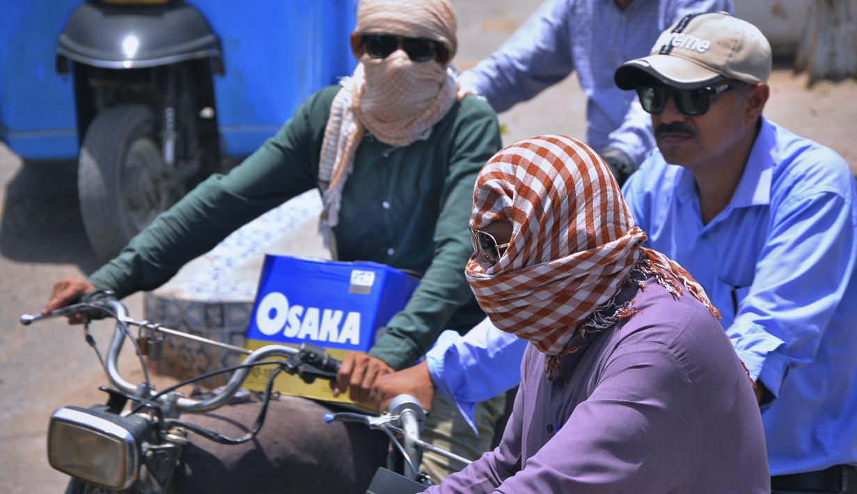 Provinsi terpadat di Pakistan, Punjab, menutup semua sekolah selama seminggu karena cuaca panas, yang berdampak pada sekitar 18 juta siswa. (AP Photo/Fareed Khan)