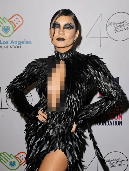 <p>Vanessa Hudgens menghadiri Pesta Halloween "Thriller Night" yang diselenggarakan oleh Prince Michael Jackson di Jackson Family Home, Encino, California, Amerika Serikat, 28 Oktober 2022. Beberapa helai bulu mengalir ke bagian bawah dan menumpuk pada bagian bawah gaun. (Kevin Winter/Getty Images/AFP)</p>