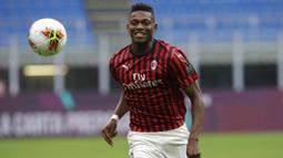 Pemain AC Milan, Rafael Leao, mengejar bola saat melawan Parma pada laga Serie A di Stadion San Siro, Rabu (15/7/2020). AC Milan menang 3-1 atas Parma. (AP Photo/Luca Bruno)