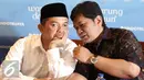 Maman Imanulhaq berbincang  dengan Ketua Bapilu DPP PAN Viva Yoga Mauladi saat diskusi polemik bertema 'Buruk Kinerja Kabinet Terbelah' di Jakarta, Sabtu (9/1). Diskusi membahas mengenai wacana reshuffle kabinet jilid II. (Liputan6.com/Angga Yuniar)