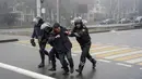 Petugas polisi menahan seorang demonstran selama protes di Almaty, Kazakhstan, Rabu (5/2/2022). Demonstran yang menolak kenaikan harga gas cair bentrok dengan polisi di kota terbesar Kazakhstan dan mengadakan protes di sekitar kota. (AP Photo/Vladimir Tretyakov)