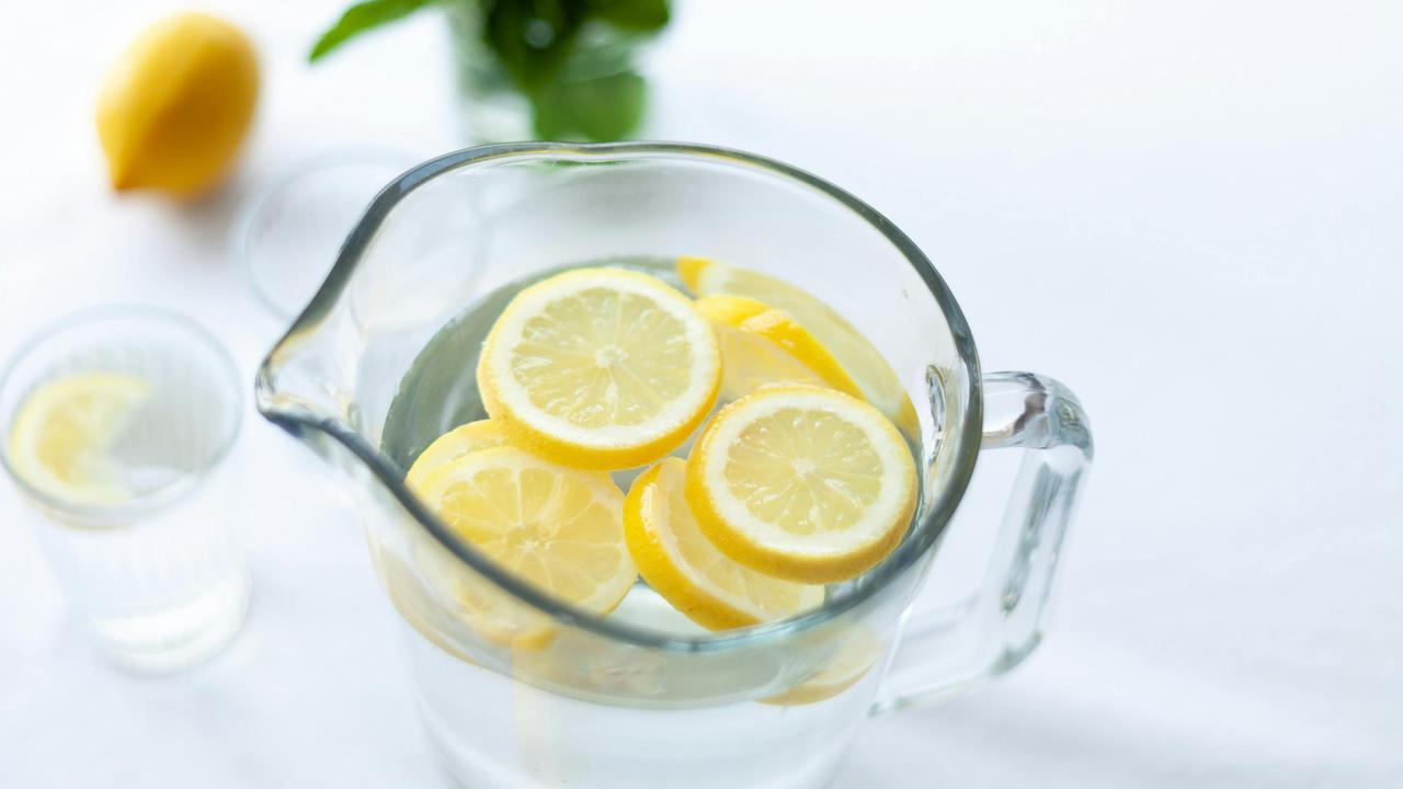 Air Lemon Hangat: Benarkah Bermanfaat untuk Penurunan Berat Badan, Imunitas, dan Hidrasi?