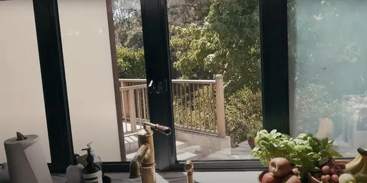 Potret Dapur Rumah Hailey Bieber, Modelnya Mewah dengan Nuansa Monokrom yang Elegan