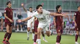 Pemain Timnas Indonesia Mitchell Baker melakukan selebrasi usai mencetak gol ke gawang Kamboja pada laga Grup A Piala AFF 2026 di Stadion Pakansari, Bogor, Senin (27/7/2026). Penyerang berusia 19 tahun itu mencetak hattrick pada laga debutnya bersama Skuad Garuda dan membawa Indonesia meraih kemenangan 5-1 atas Kamboja. (KLY/ Budy Santoso)