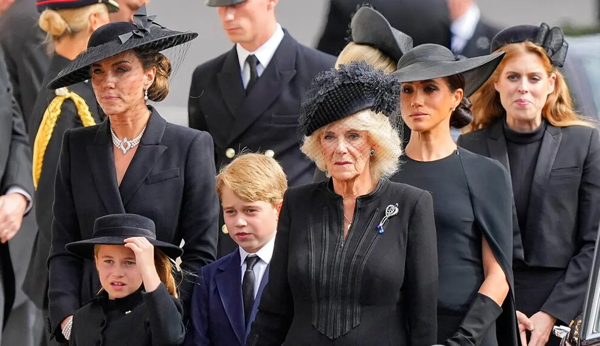 <p>(kiri ke kanan) Putri Wales Kate Middleton, Putri Charlotte, Pangeran George, Permaisuri Camilla, Duchess of Sussex Meghan Markle, dan Putri Beatrice saat prosesi pemakaman Ratu Elizabeth II di Westminster Abbey, London, Inggris, 19 September 2022. Dalam beberapa kesempatan, Kate Middleton dan Meghan Markle terlihat saling berjauhan. (AP Photo/Martin Meissner, Pool)</p>