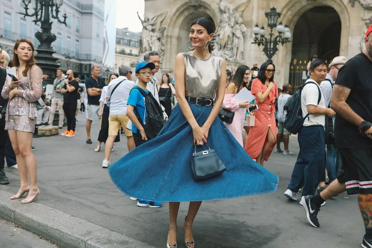 Trik Tampil Stylish dengan Warna Metalik