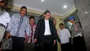 Direktur Utama PT Pelabuhan Indonesia (Pelindo) II, Richard Joost Lino (tengah) usai menjalani pemeriksaan di Bareskrim Mabes Polri, Jakarta, Senin (9/11/2015). RJ Lino diperiksa selama 10 jam dengan 10 pertanyaan. (Liputan6.com/Gempur M Surya)