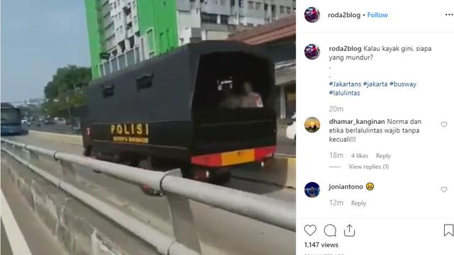 Seperti dilansir akun Instagram @roda2blog, terlihat dua mobil polisi menggunakan jalur Transjakarta. Tak hanya memasuki jalurnya, kedua mobil polisi juga melawan arus lalu lintas.