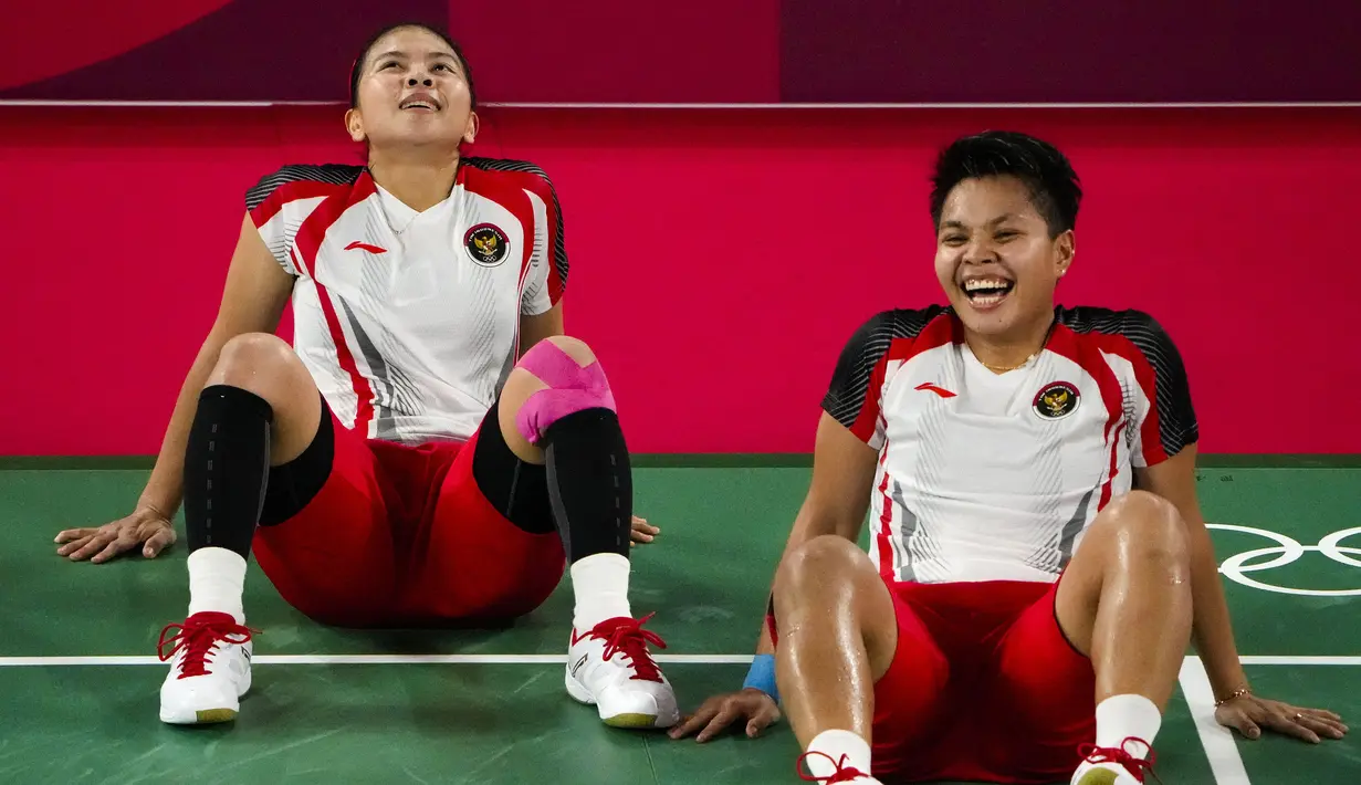Pasangan Indonesia, Greysia Polii (kiri) dan Apriyani Rahayu merayakan kemenangan setelah melawan pasangan China Chen Qing Chen dan Jia Yi Fan dalam pertandingan medali emas ganda putri pada Olimpiade Musim Panas 2020, Senin, 2 Agustus 2021, di Tokyo, Jepang. (AP Photo/Markus Schreiber)
