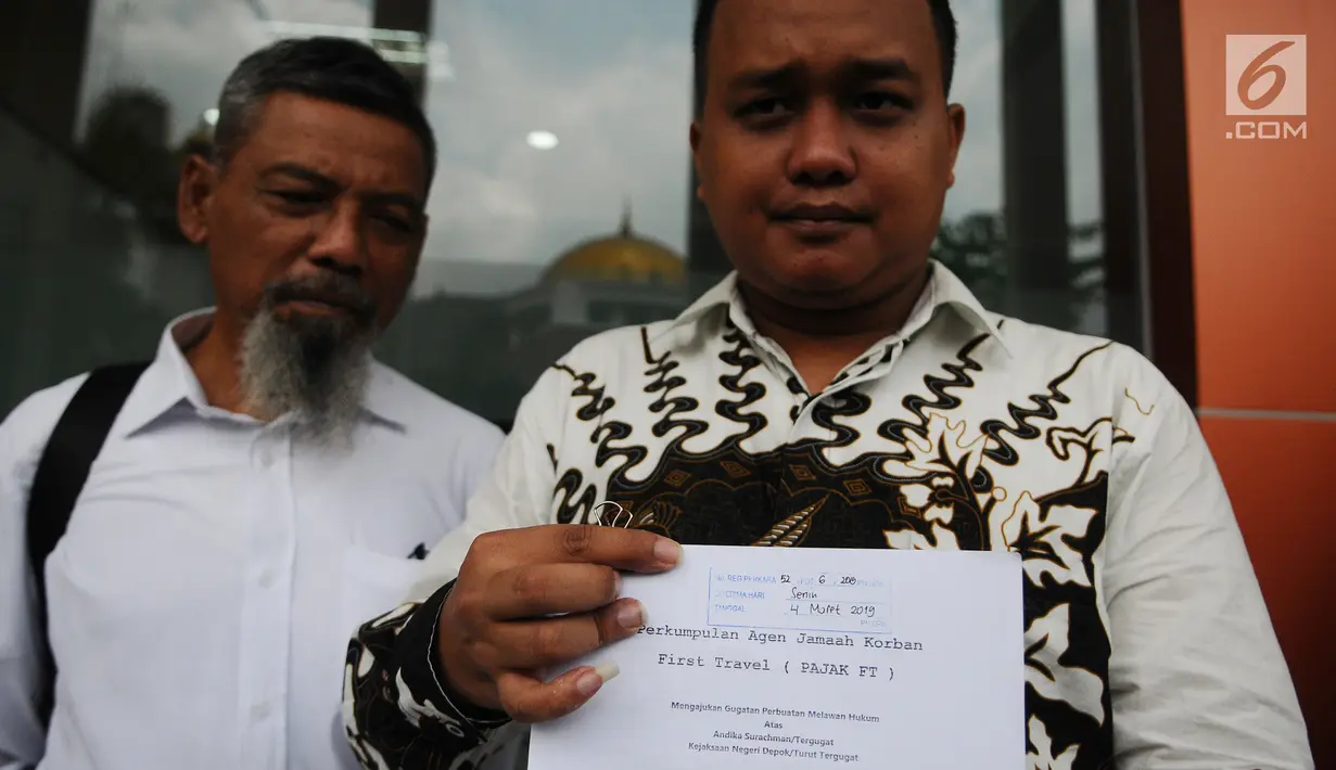 Kuasa hukum jemaah korban First Travel menunjukkan bukti saat mengajukan gugatan di Pengadilan Negeri Depok, Jawa Barat, Senin (4/3). Para korban mengajukan gugatan perdata untuk aset First Travel. (Liputan6.com/Herman Zakharia)