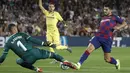 Penyerang Barcelona, Luis Suarez berusaha memasukan bola ke gawang Villareal yang dijaga kiper Sergio Asenjo selama pertandingan lanjutan pertandingan La Liga di Camp Nou, Rabu (25/9/2019). Barcelona menang tipis atas Villareal 2-1. (AP Photo/Joan Monfort)