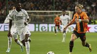 Mykhaylo Mudryk dari Shakhtar, kanan, dan Antonio Rudiger dari Real Madrid berebut bola selama pertandingan sepak bola grup F Liga Champions antara Shakhtar Donetsk dan Real Madrid di stadion Polish Army Stadium di Warsawa, Polandia, Selasa, 11 Oktober 2022. (AP Photo /Michal Dyjuk)