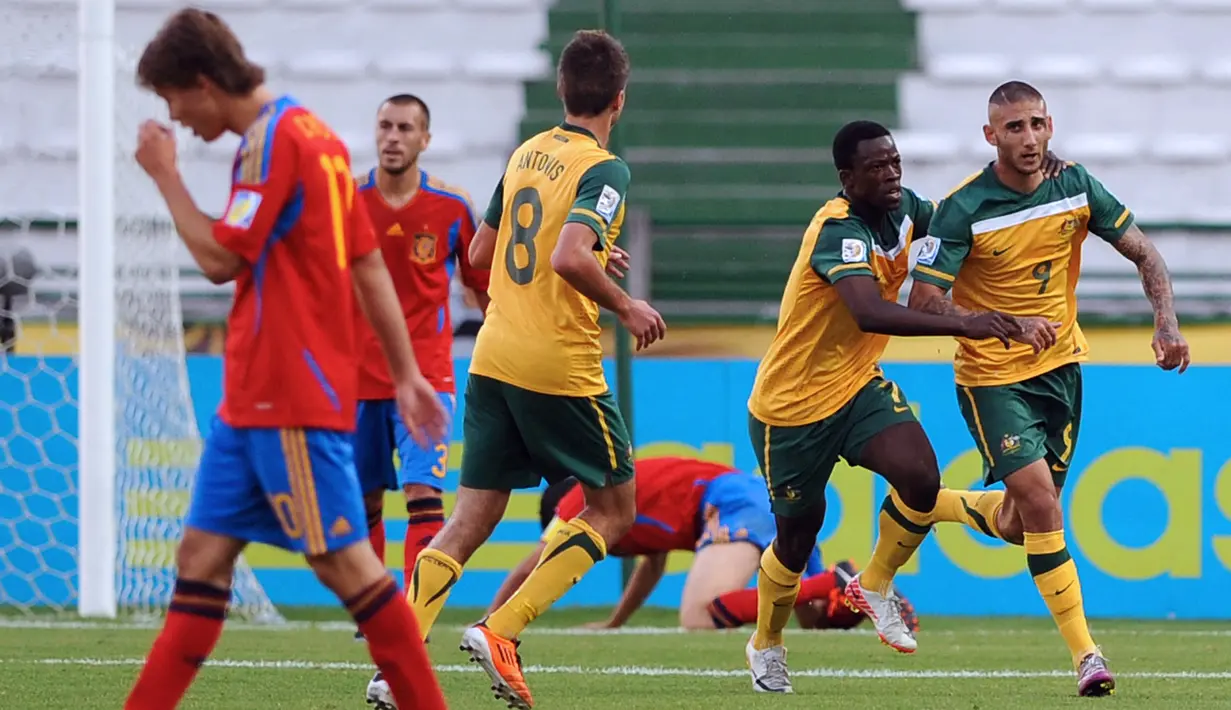 Pemain Australia, Kerem Bulut (kanan) melakukan selebrasi bersama rekannya setelah mencetak gol ke gawang Spanyol dalam laga Piala Dunia U-20 2011 di Palo Grande Stadium, Manizales, Kolombia (6/8/2011). Prestasi terbaik Australia pada ajang Piala Dunia U-20 adalah dua kali merebut peringkat keempat yaitu pada dua penyelenggaraan berturut-turut, edisi 1991 di Portugal dan 1993 di Australia. (AFP/Raul Arboleda)