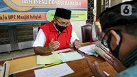 Amil zakat mendoakan umat muslim yang membayar zakat fitrah di Masjid Istiqlal, Jakarta, Jumat (7/5/2021). Panitia Zakat Masjid Istiqlal mulai membuka layanan pembayaran zakat fitrah dengan pembayaran senilai Rp 50 ribu atau 3,5 liter beras. (Liputan6.com/Faizal Fanani)