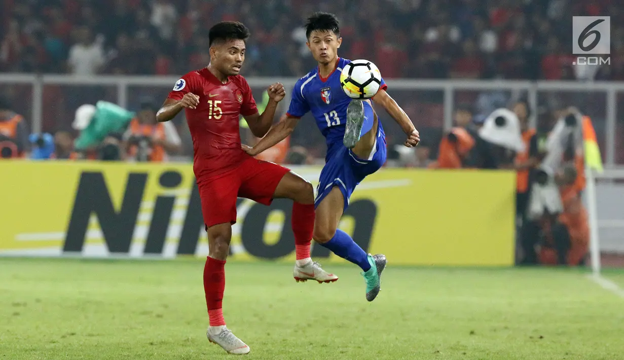 Pemain Timnas Indonesia U-19, Saddil Ramdani (kiri) berebut bola dengan pemain Chinnese Taipei, Chiu Po Jui saat laga penyisihan Grup A Piala AFC U-19 2018 di Stadion GBK, Jakarta, Kamis (18/10). Indonesia unggul 3-1. (Liputan6.com/Helmi Fithriansyah)