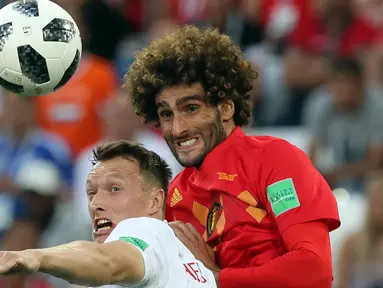 Pemain timnas Inggris, Ashley Young berebut bola dengan pemain Belgia, Marouane Fellain pada laga terakhir Grup G di Stadion Kaliningrad, Kamis (28/6). Belgia menutup fase grup Piala Dunia 2018 dengan kemenangan 1-0 atas Inggris. (AP/Czarek Sokolowski)