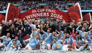 Para pemain dan staf Manchester City melakukan selebrasi usai meraih gelar Piala FA setelah mengalahkan Chelsea dengan skor 1-0 di partai final di Wembley Stadium hari Sabtu (16/05/2026) malam WIB. (AFP/Adrian Dennis)