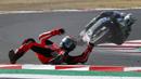 Pembalap Pramac Racing, Francesco Bagnaia, terjatuh saat balapan MotoGP Emilia Romagna di Sirkuit Misano, Italia, Minggu (20/9/2020). Bagnaia yang sempat memimpin balapan gagal menjadi juara setelah terjatuh pada lap ke-21. (AP/Antonio Calanni)