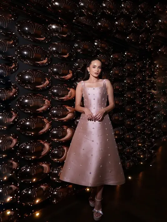 Enzy Storia kenakan gaun rose gold rancangan Hian Tjen untuk look yang pertama [@enzystoria]