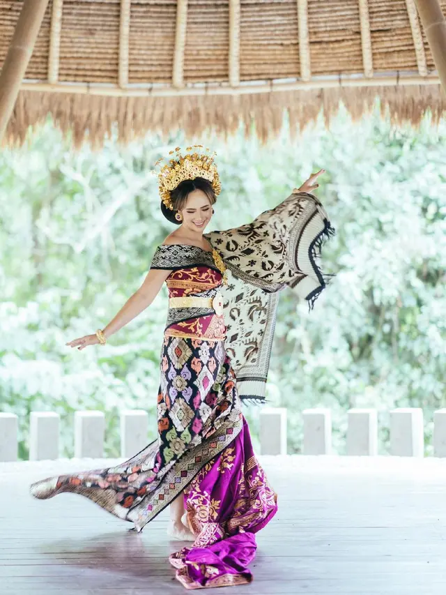 Pesona Pamela Bowie Dalam Balutan Baju Adat Bali, Tampil Menawan. (Sumber: Instagram/gerobakphotography)