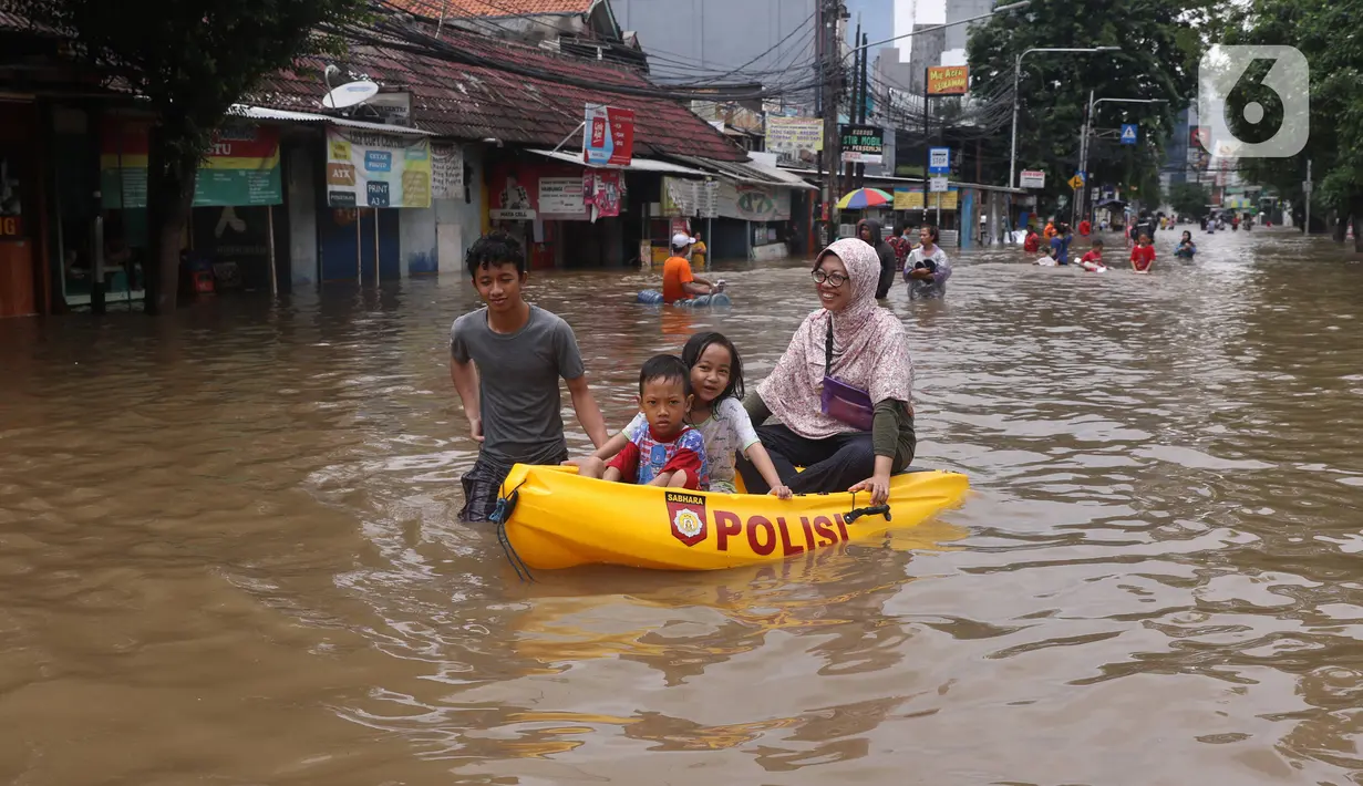 Warga menaiki perahu karet melintasi banjir yang merendam kawasan Benhil, Jakarta, Selasa (25/2/2020). Hujan yang mengguyur wilayah tersebut membuat air sungai meluap sehingga menyebabkan Banjir setinggi pinggang orang dewasa. (Liputan6.com/Angga Yuniar)