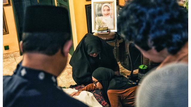 Anies Baswedan Menyalatkan Jenazah Marissa Haque