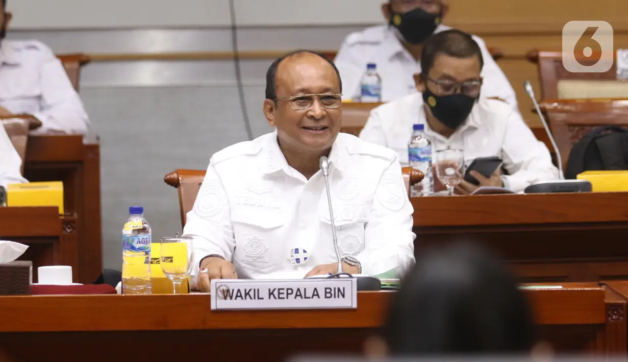 Wakil Kepala Badan Intelijen Negara Letnan Jenderal TNI (Purn) Teddy Lhaksmana Widya Kusuma (tengah) mengikuti rapat kerja bersama Komisi I DPR di Kompleks Parlemen, Senayan, Kamis (10/6/2021). Rapat kerja tersebut membahas RKA dan RKP BIN tahun 2022. (Liputan6.com/Angga Yuniar)