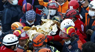 Tim penyelamatan membawa Elif Perincek, 3, setelah diselamatkan dari puing-puing bangunan di Izmir, Turki, Senin (2/11/2020). Elif Perincek yang berada di bawah reruntuhan selama 65 jam berhasil diselamatkan setelah gempa dahsyat mengguncang Laut Aegea. (Istanbul Fire Authority via AP)