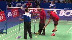 Pertandingan Lin Dan melawan Zulfadli Zulkiffli sempat dihentikan karena lapangan yang mereka gunakan bocor.