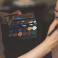 Ilustrasi membuat makeup. (sumber foto: pexels.com)