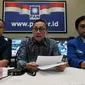 Ketua Umum Partai Amanat Nasional, Zulkifli Hasan (tengah), Bersama Sekjen PAN Eddy Soeparno (kiri), dan Ketua DPP PAN Viva Yoga saat menggelar Konferensi Pers terkait Kemenangan PAN di Pilkada Serentak, Jakarta, Kamis (10/12). (Liputan6.com/Johan Tallo)