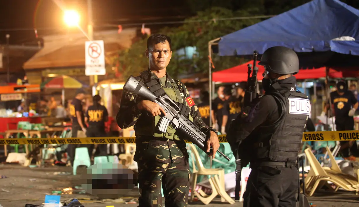 Para petugas keamanan Filipna berjaga di lokasi ledaknya bom di kota Davao, Filipina, (2/9). Tempat tersebut merupakan kampung halaman Presiden Filipina, Rodrigo Duterte. (REUTERS/Lean Daval Jr)