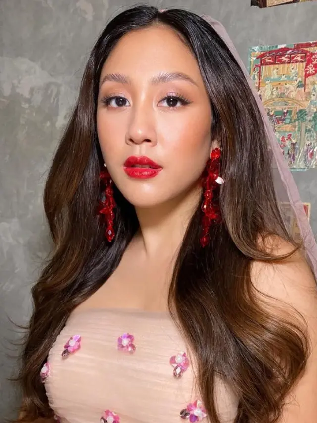 Sherina mengenakan lipstik merah