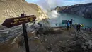 Selain sebagai destinasi wisata, Kawah Ijen juga menjadi lokasi penambangan belerang aktif. Para penambang bekerja secara tradisional tanpa bantuan alat berat. Gas belerang dialirkan melalui pipa besi hingga mengembun menjadi belerang cair dan mengeras menjadi bongkahan berwarna kuning. Bongkahan tersebut kemudian dipikul dengan beban mencapai 75 hingga 90 kilogram melewati jalur terjal menuju Paltuding sejauh sekitar tiga kilometer. Tampak dalam foto, penambang tradisional memikul bongkahan belerang dari dasar kawah Ijen di Banyuwangi, Jawa Timur. (merdeka.com/Arie Basuki)