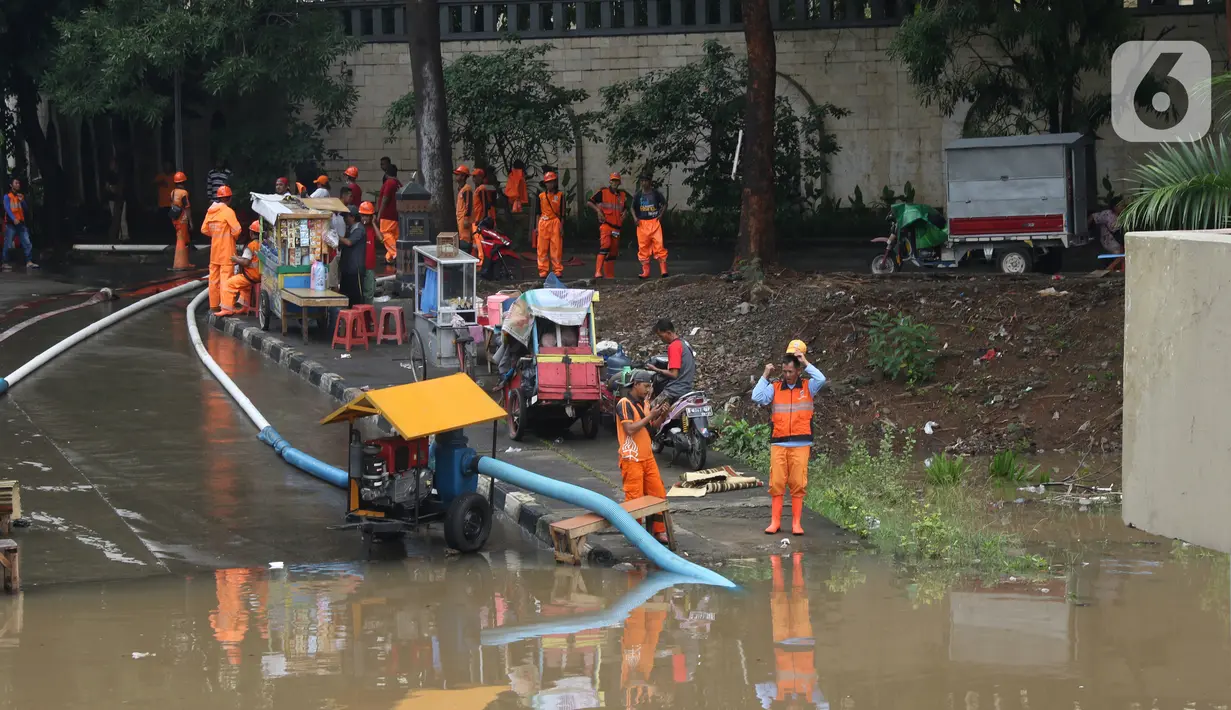 Petugas melakukan penyedotan air yang merendam underpass Kemayoran, Jakarta, Minggu (2/2/2020). Akibat hujan yang cukup lama di kawasan tersebut membuat underpass tersebut terendam air hingga ketinggian 5 meter. (Liputan6.com/Angga Yuniar)