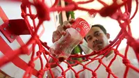 Pengunjung membuang kemasan botol Coca-Cola yang akan didaur ulang di sela peluncuran kemasan botol Coca-Cola, Fanta, Sprite, dan Sprite Waterlymon ramah lingkungan dari 100% plastik PET daur ulang (rPET) di Gandaria, Jakarta (16/06/2023) (Liputan6.com)