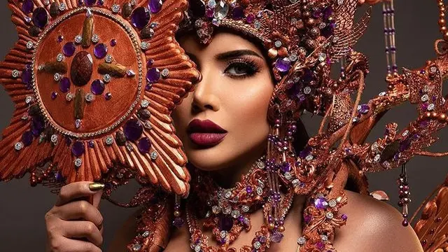 Kostum karya desainer muda bernama Arby Jaya Sasmita berkibar diajang bergensi kelas dunia, Miss International Queen 2023. (Istimewa)