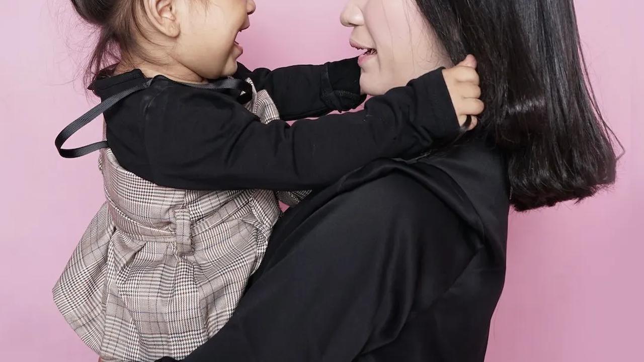 Mendidik anak merupakan cara agar mereka bisa tumbuh dewasa agar menjadi pribadi yang lebih baik dan mandiri.