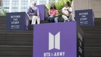 Sekitar 10 versi bahasa diterjemahkan dan diterbitkan pada tanggal 9 Juli, yang juga disebut sebagai ARMY Day, karena hari tersebut merupakan hari kelahiran fandom BTS, ARMY. (AP Photo/Ahn Young-joon)