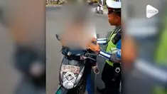 Seorang bocah SMP menangis saat ditilang polisi karena membawa motor tanpa memakai helm dan tidak memiliki kelengkapan surat.