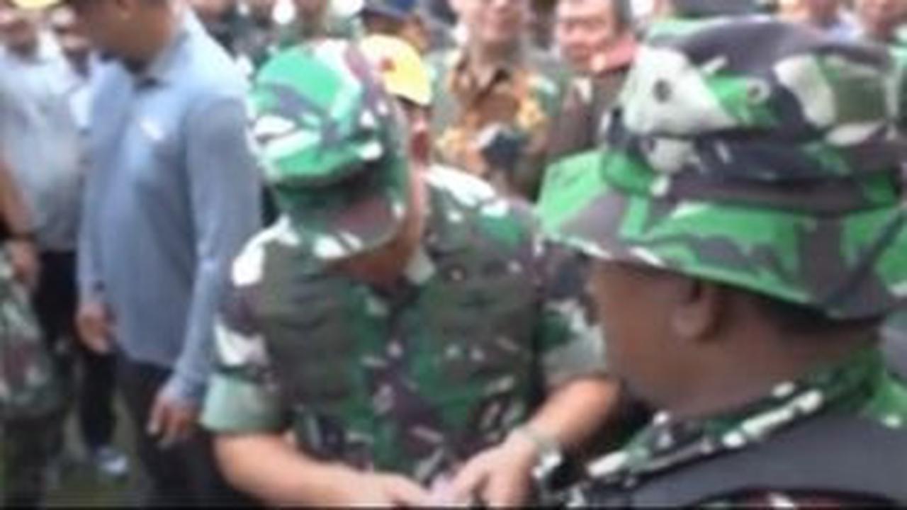 "Memang Babinsa enggak punya uang ya, tapi semangatnya luar biasa. Siap membersihkan sungai walaupun enggak punya duit? Itulah TNI Angkatan Darat,"