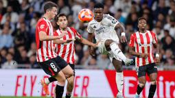 Pertandingan kedua tim berlangsung ketat dan sengit. (OSCAR DEL POZO/AFP)