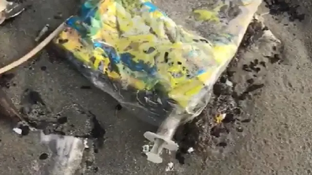 Limbah medis berserakan di sebuah pantai di Karachi, Pakistan (Tangkapan layar video Twitter @iamShaniera)