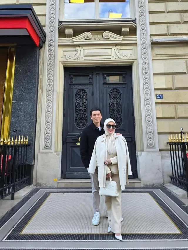 Bukan Cuma Hermes, Syahrini Tenteng Tas Lokal Seharga Rp4 Jutaan Saat Liburan ke Paris